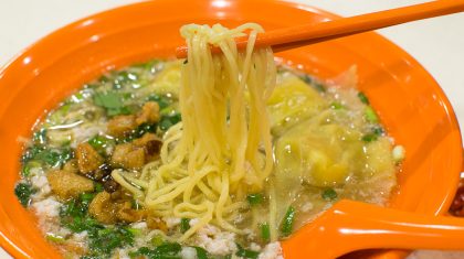 A pulling shot of bak chor noodles