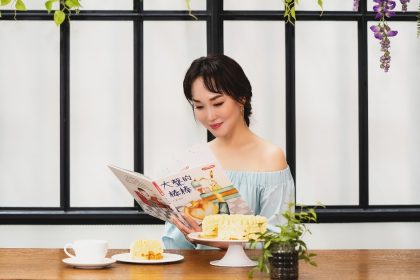 Fann Wong with all-new cake and book