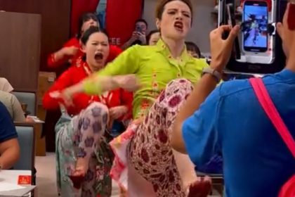 Chinese dance troupe - sarong kebaya