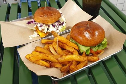 a photo of a cheeseburger