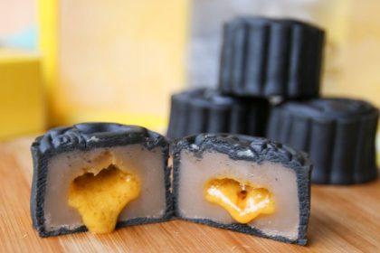 Irvins Salted Egg Mooncakes 2019 4