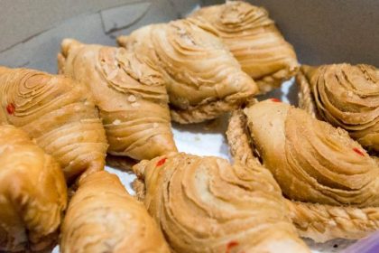 J2 Famous Crispy Curry Puff 24