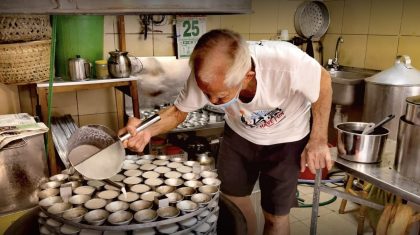 uncle making chwee kueh
